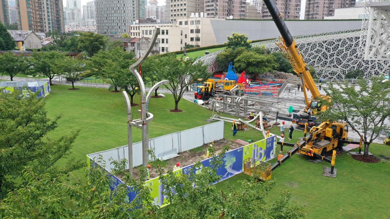 作品《永恒的露台》以高达20米的视觉体量勾勒建筑的切片，通过作品呼唤人们关于城市和生活的情感与记忆。