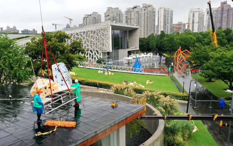 作品《芝士》被摆上静安雕塑公园美术馆屋顶。