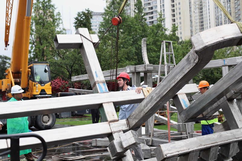 胡安·加赖萨瓦尔在现场安装其作品《永恒的露台》。他认为该雕塑的线条与上海传统建筑的众多特征完美契合。这是他第二次来上海，与30年前第一次到访上海相比，变化日新月异，“令我着迷的是它非常开放、绿色且安静。令人难以置信的是，在一个大城市里，人们生活安逸且脸上带着微笑，而我可以骑自行车去他们所在的各个角落。离居民非常近，探索每个角落背后所有令人难以置信的故事——那是我的工作材料，这是我的生活。”