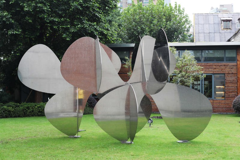 艺术家亚历山大·维加·伯夫林作品《流动之花》解构了人们对平面的刻板认知，以超越束缚的互动重塑空间的结构。