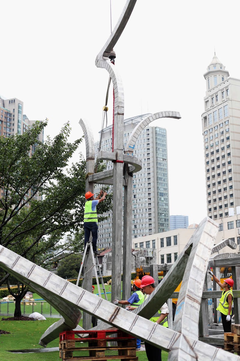 作品《永恒的露台》以高达20米的视觉体量勾勒建筑的切片，通过作品呼唤人们关于城市和生活的情感与记忆。