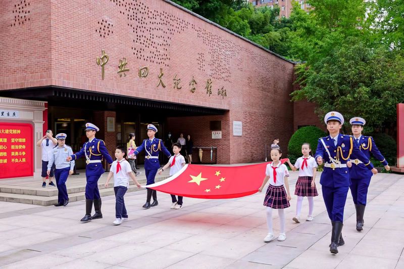 今天在虹口，他们与边防军人同屏站岗护旗