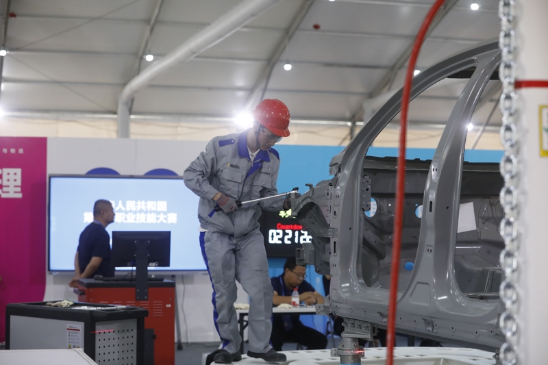 2023年9月16日，第二届全国技能大赛在国家会展中心（天津）开启。上海共142名选手赴天津参加本次大赛，他们将在全部109个项目展开比拼。这是上海选手朱俊峰在车身修理项目比赛现场。