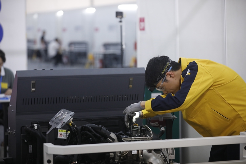 2023年9月16日，第二届全国技能大赛在国家会展中心（天津）开启。上海共142名选手赴天津参加本次大赛，他们将在全部109个项目展开比拼。这是上海选手袁国旭在汽车技术比赛项目现场。