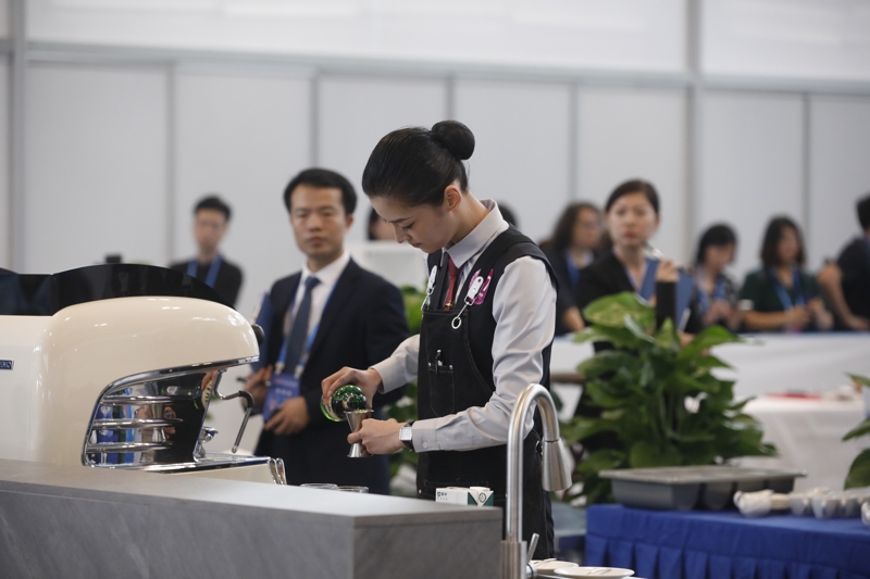 2023年9月16日，第二届全国技能大赛在国家会展中心（天津）开启。上海共142名选手赴天津参加本次大赛，他们将在全部109个项目展开比拼。这是上海选手沈圆佳在餐厅服务比赛现场。