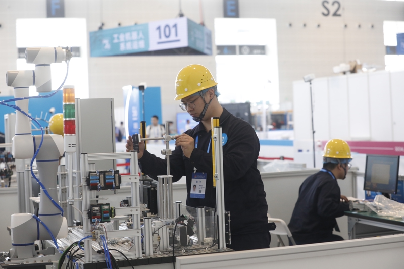 2023年9月16日，第二届全国技能大赛在国家会展中心（天津）开启。上海共142名选手赴天津参加本次大赛，他们将在全部109个项目展开比拼。这是上海选手帅振杰和繆磊在机器人系统集成项目比赛中。