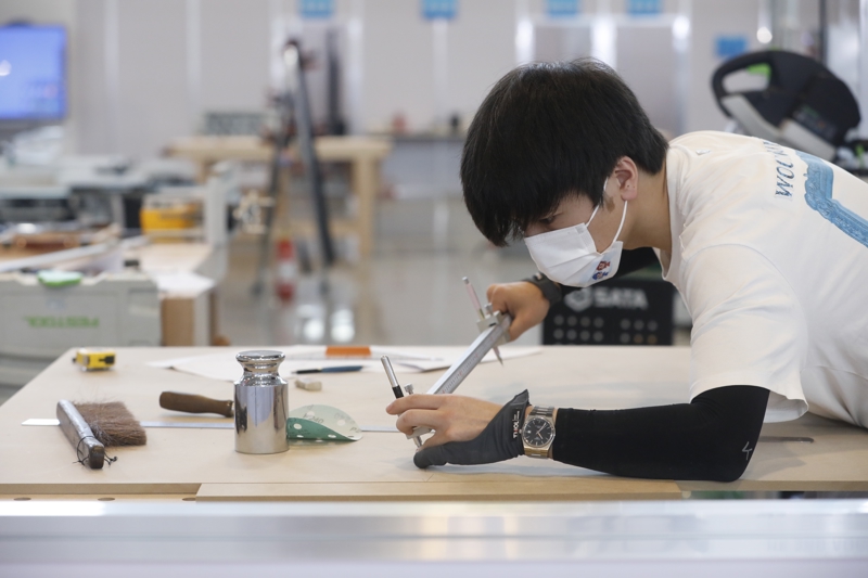 2023年9月16日，第二届全国技能大赛在国家会展中心（天津）开启。上海共142名选手赴天津参加本次大赛，他们将在全部109个项目展开比拼。这是选手孙岩在进行精细木工项目比赛。