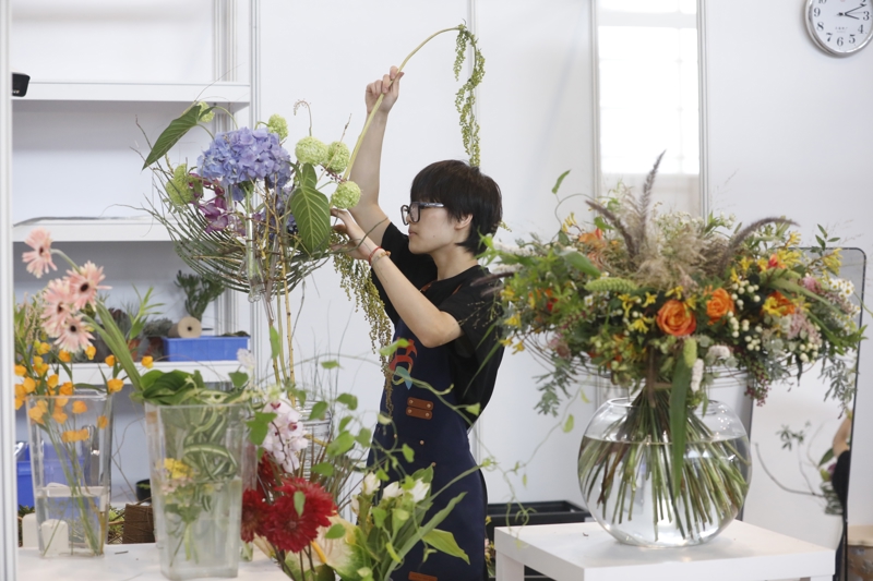 2023年9月16日，第二届全国技能大赛在国家会展中心（天津）开启。上海共142名选手赴天津参加本次大赛，他们将在全部109个项目展开比拼。这是上海选手蒋晨琪在花艺项目现场。