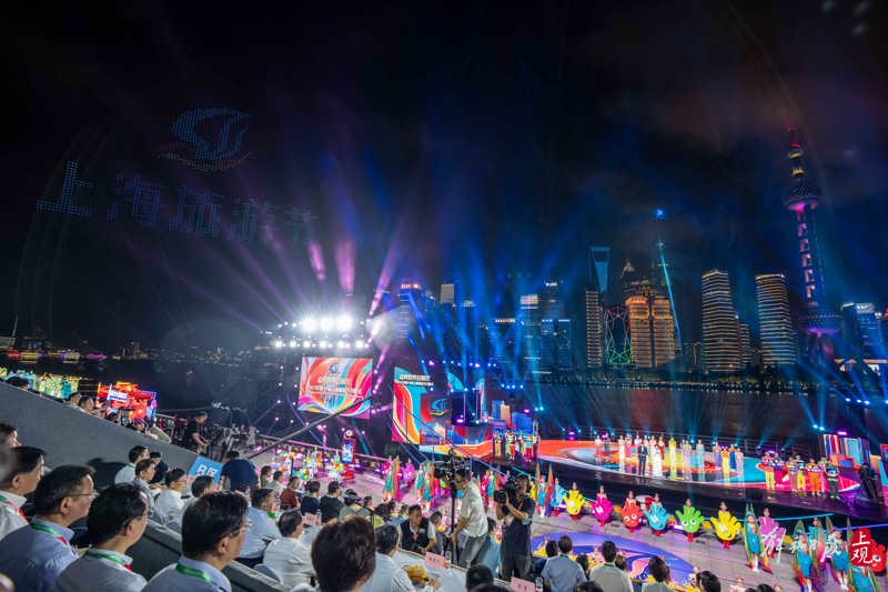 水上舞台与码头连成一体。 孟雨涵 摄