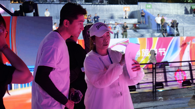 章瀚（右）给即将在开幕式上推介环保线路的胡歌讲述要点。受访者供图