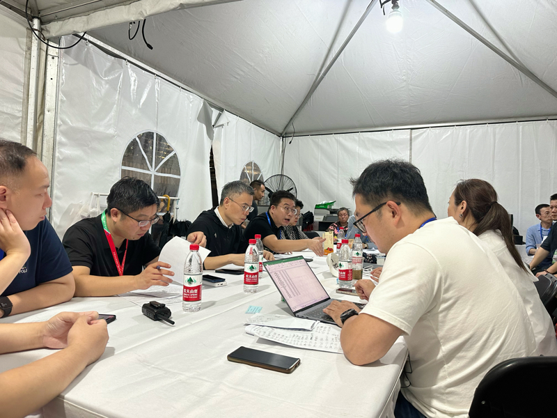 深夜，市文旅局相关负责人和导演组开会研究开幕式流程。受访者供图