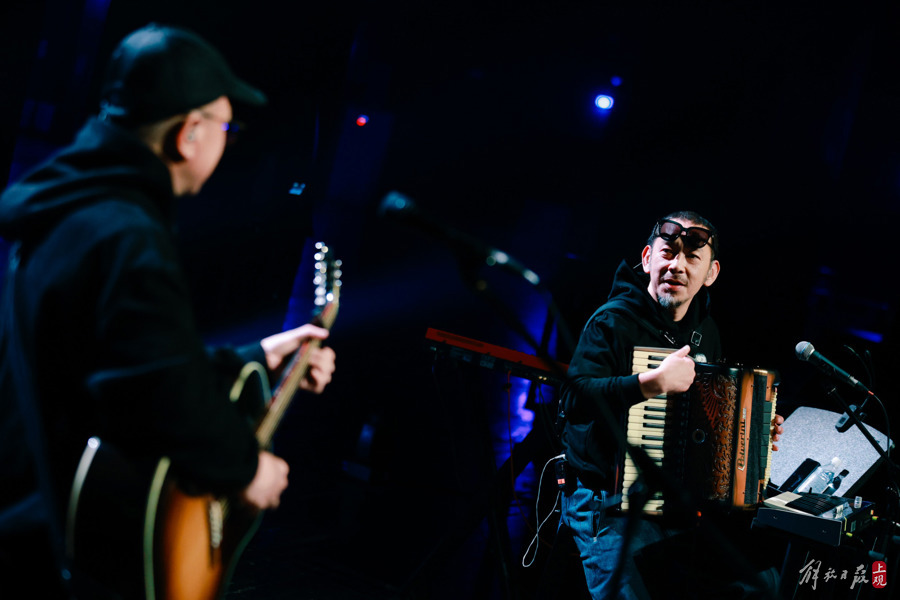 不过,在当时的演唱会上,张玮玮还是为歌迷带来了《红房子》,《沙木黎