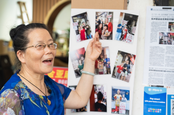 推出"冠军款"葱包烩 吴阿姨2平米小吃店做起了"全球生意"