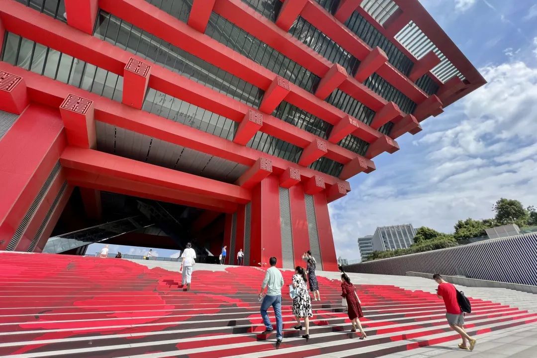 自长假伊始,中华艺术宫(上海美术馆)已经为南广场的大台阶妆点上一朵