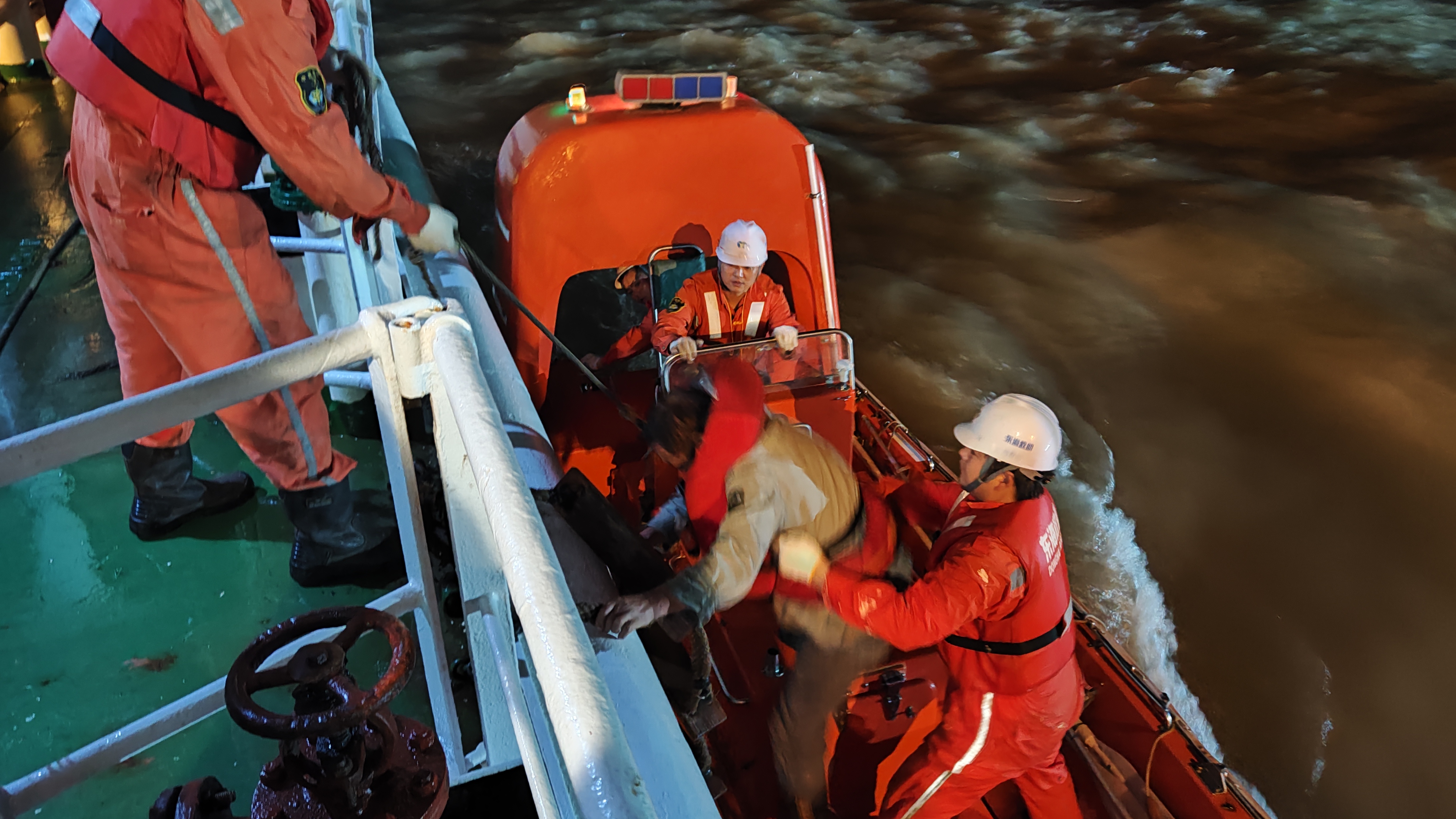 长江口海域一砂石船进水倾覆沉没，13名船员全部获救