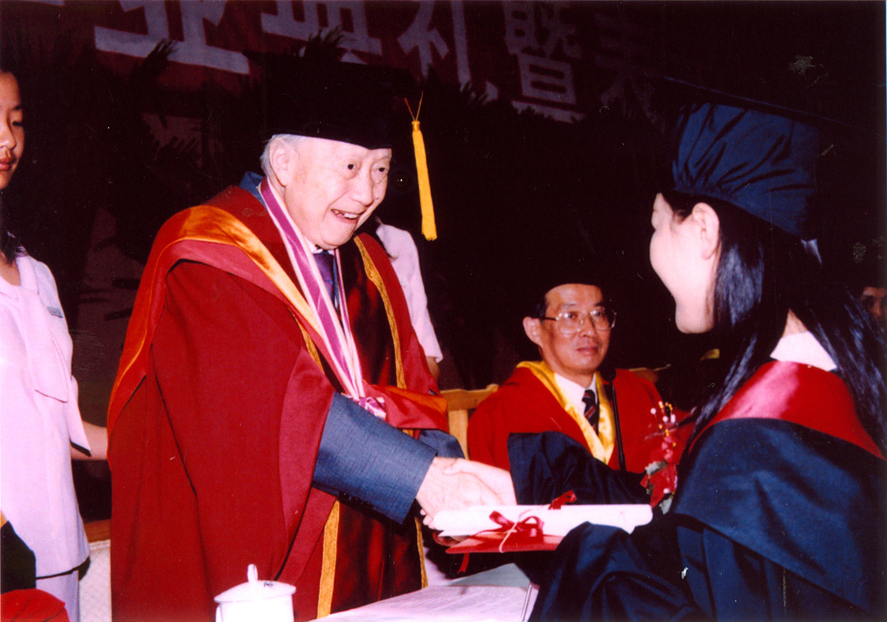 131（2002.06）上海大学校长钱伟长出席毕业典礼，并为上海市优秀毕业生颁发证书.jpg