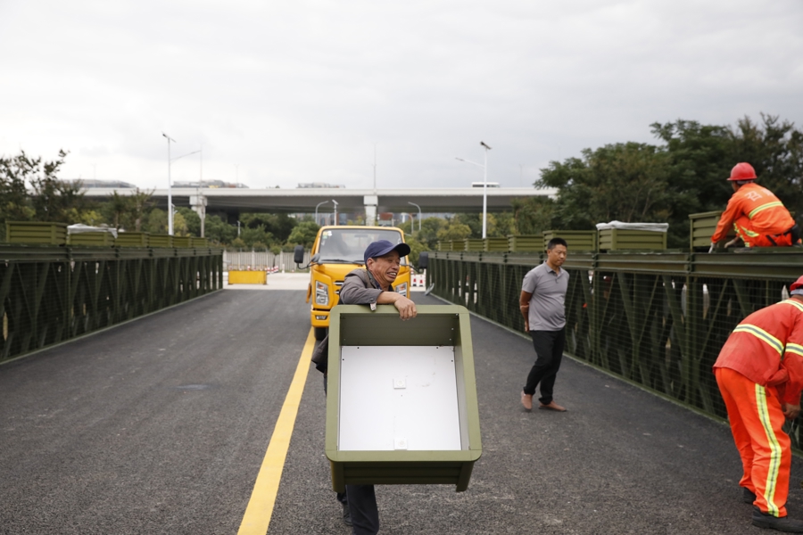 2023年10月8日，国家会展中心（上海）18号口正对面，一座跨越小涞港河道的钢便桥已建造完成，连通P7停车场与涞港路，<a href=