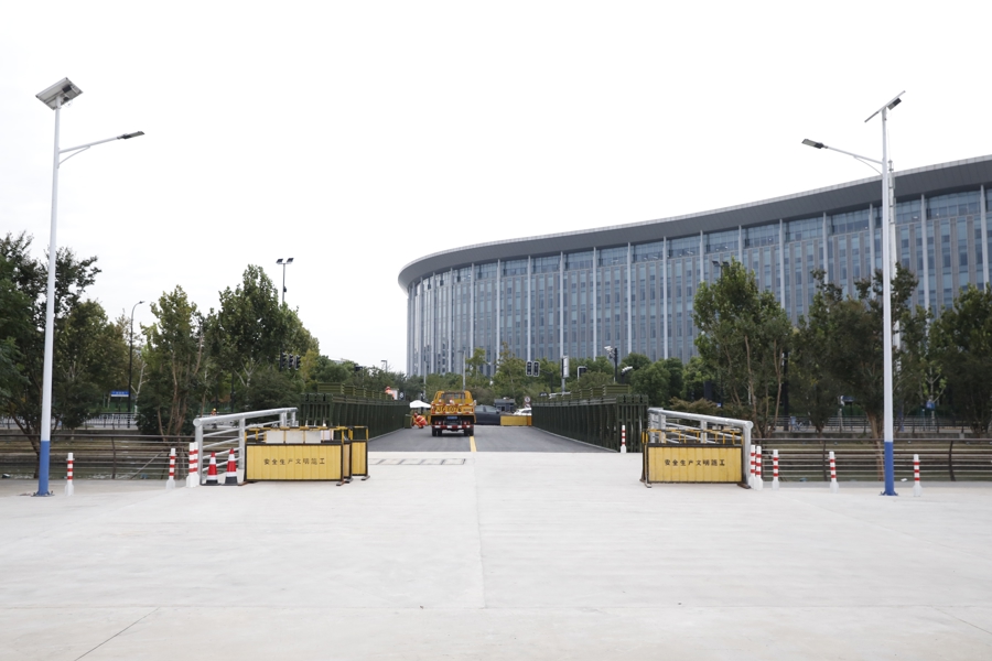 2023年10月8日，国家会展中心（上海）18号口正对面，一座跨越小涞港河道的钢便桥已建造完成，连通P7停车场与涞港路，将大大方便参加进博会的车辆和行人。