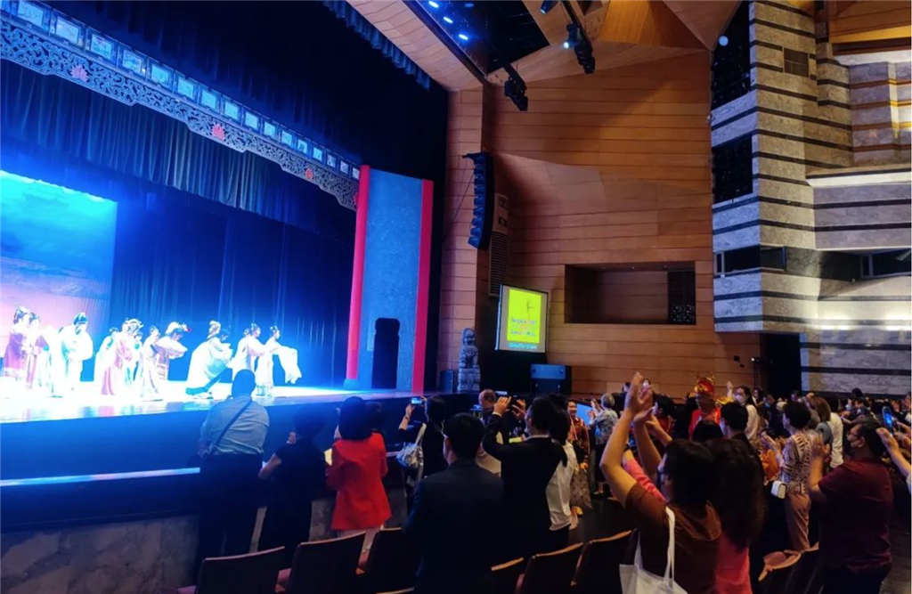 演员谢幕时观众热烈反应