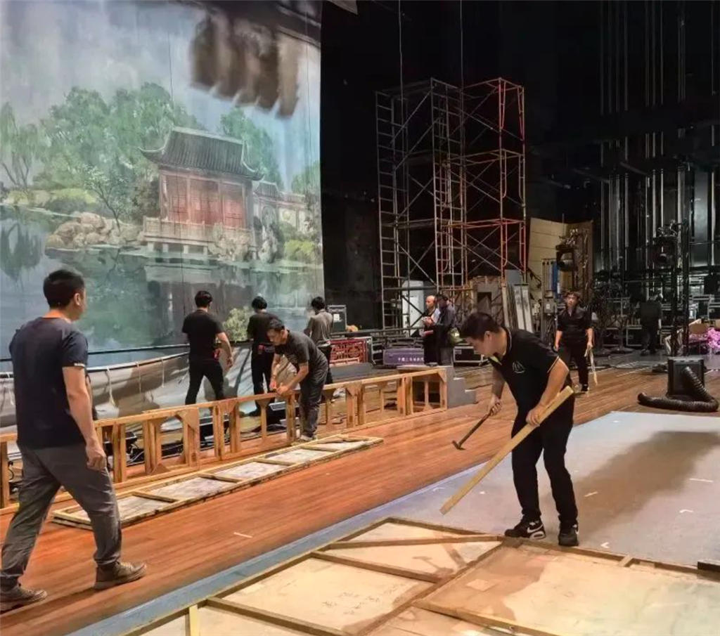 工作人员在装台