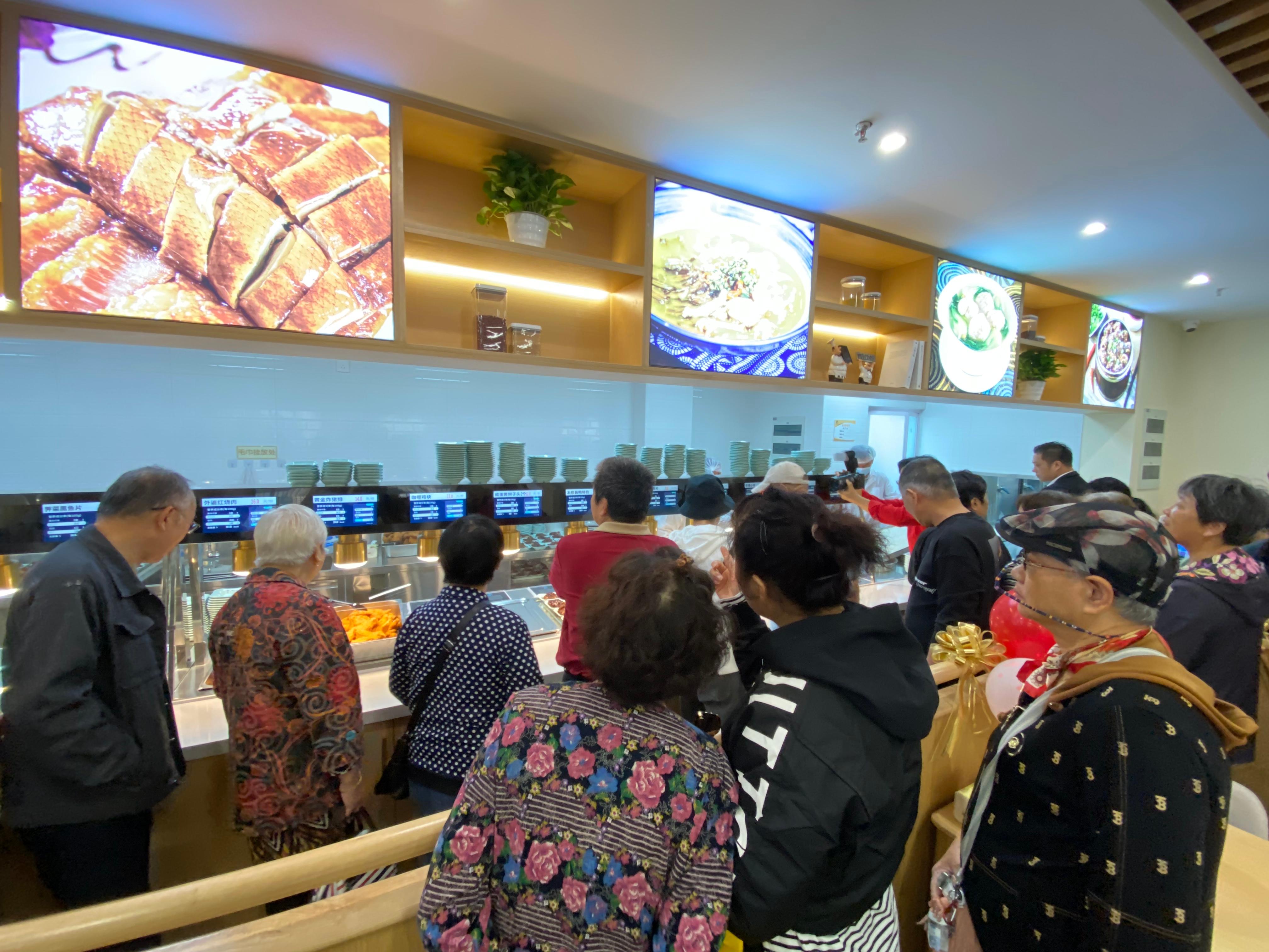 上海闵行浦江镇再开一家社区长者食堂，智能屏可显示菜品营养成分