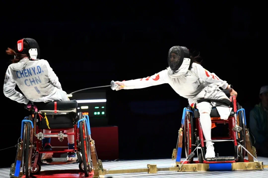 比赛现场，右为辜海燕（朱德春摄）