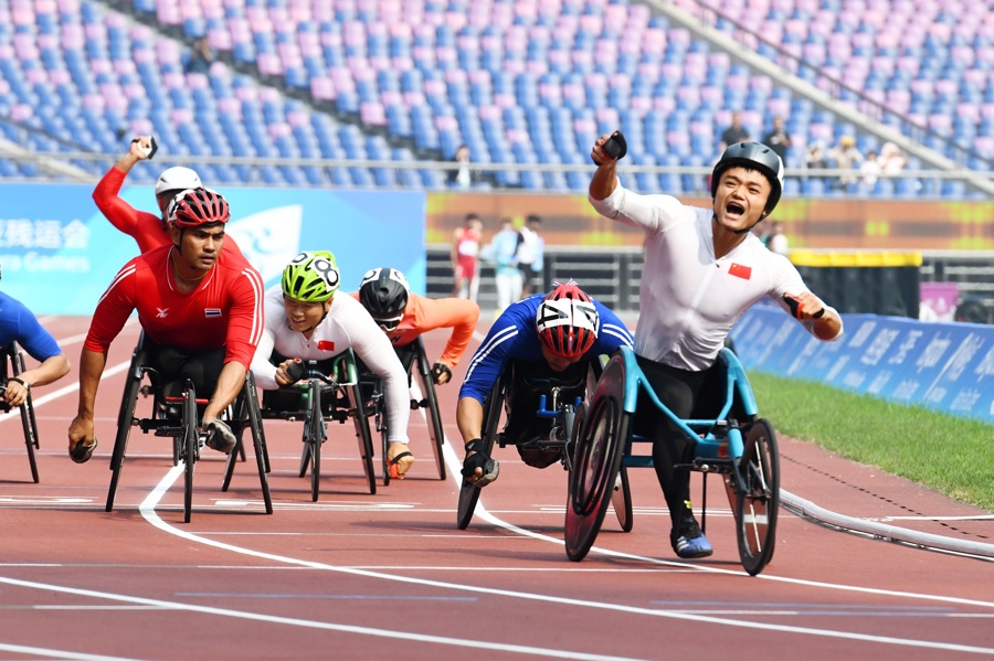 田径男子800米T54胡洋夺冠 朱德春 摄