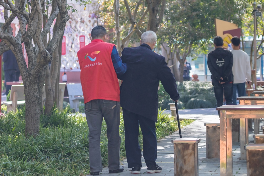 上海这个街道，高龄、独居老人每天有人“爱心点名”…最近，这项行动又升级了