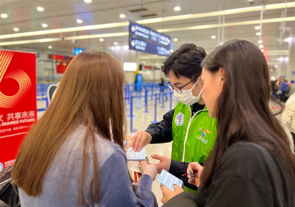 JN江南走近上海机场边检百人外语志愿服务队：精通13种语言连续服务6届进博会(图2)