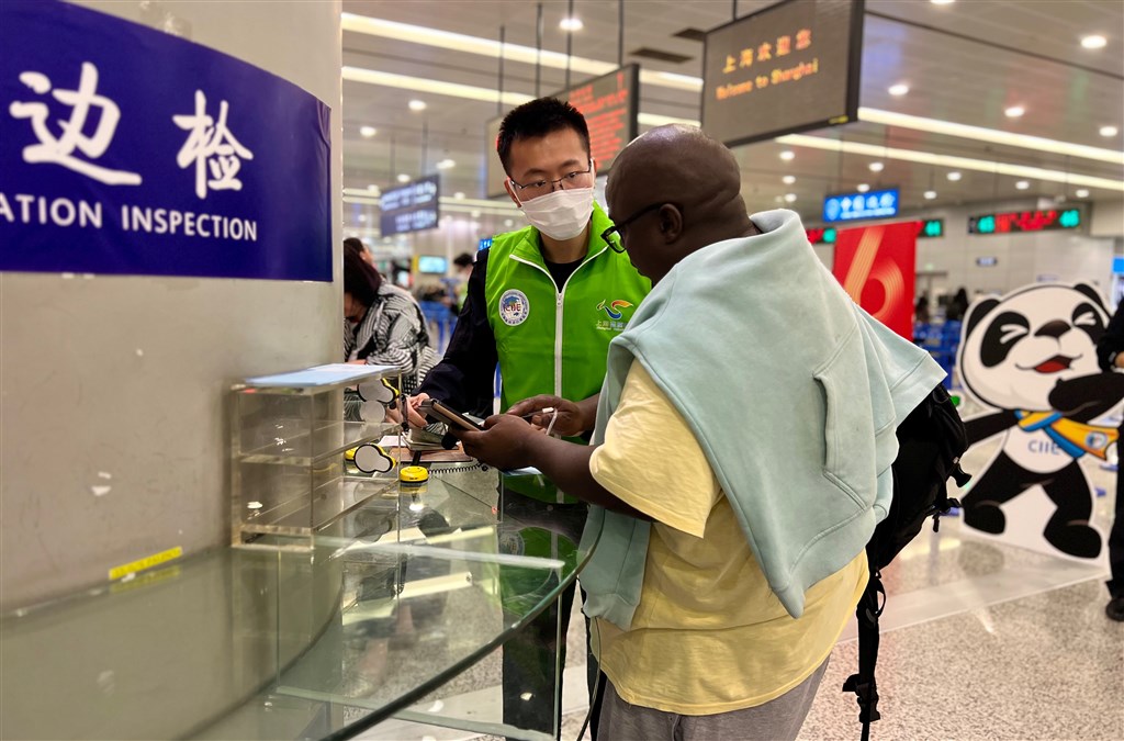 JN江南走近上海机场边检百人外语志愿服务队：精通13种语言连续服务6届进博会(图3)