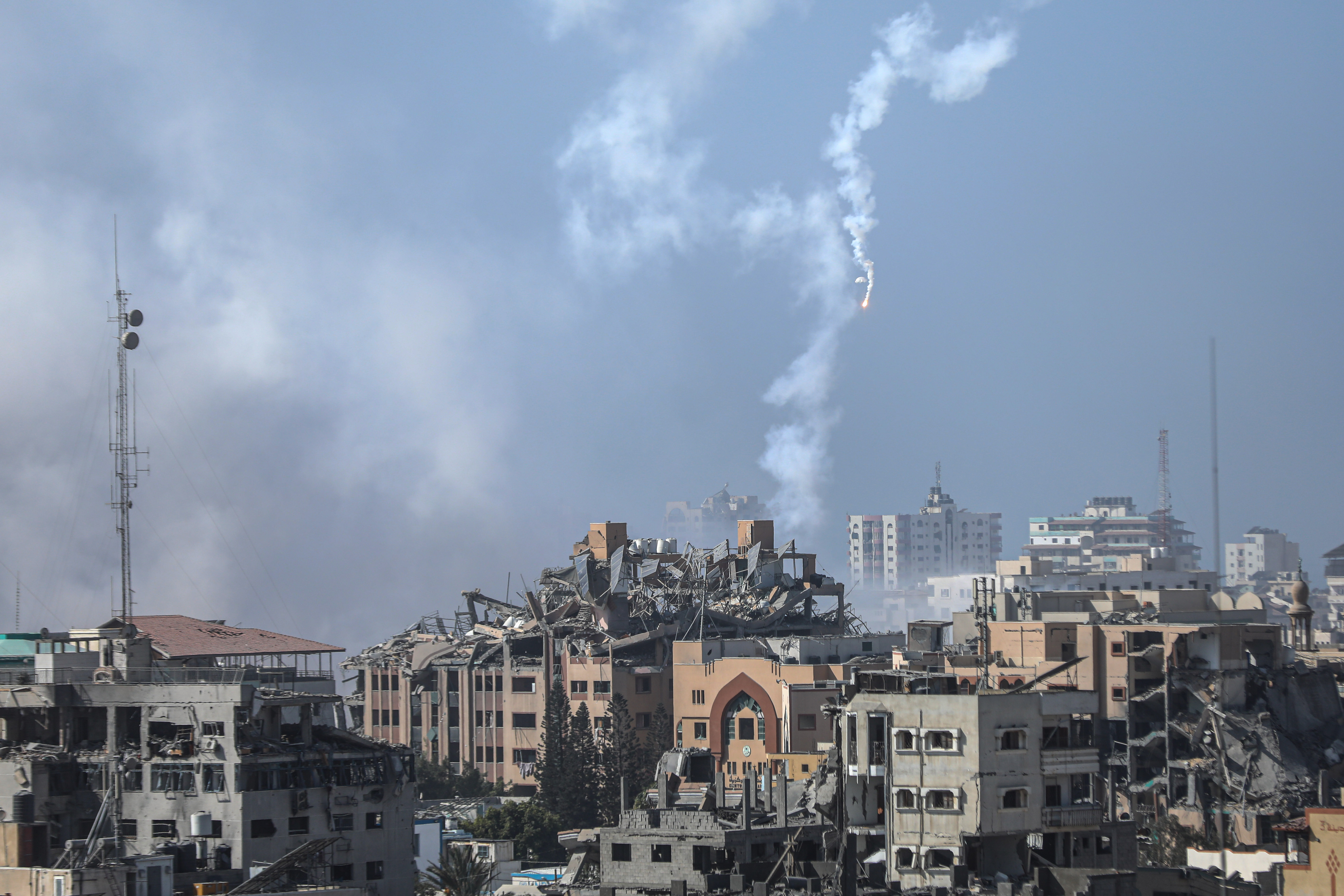 已致24人丧生！以军持续空袭加沙地带，杰哈德发射350枚火箭弹反击_凤凰网资讯_凤凰网