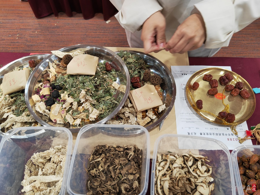 配中药,不会抓方提秤调剂,靠数一数塑料袋?