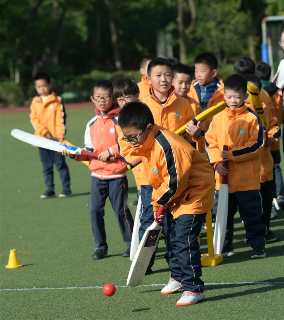 这项入奥新兴运动来沪推广 宝山学子与原国家队员“一起玩板球”