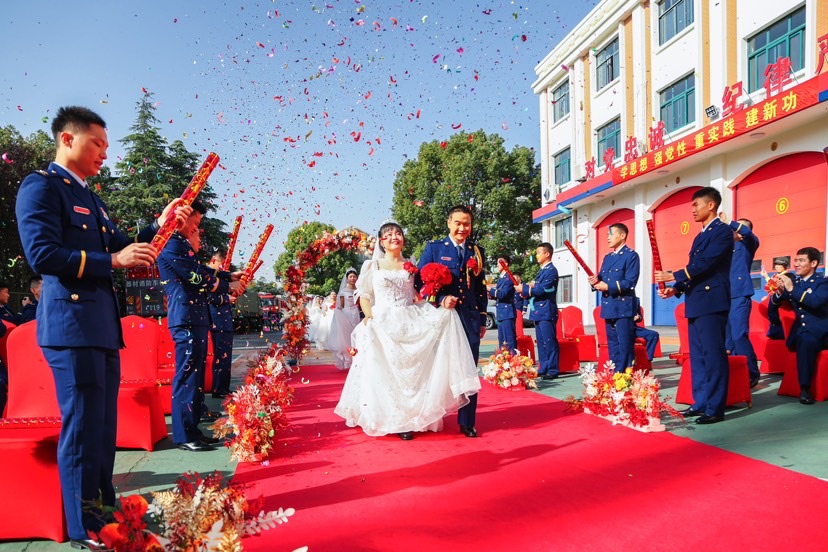 “火焰蓝”与“婚纱白”交相照映，消防集体婚礼见证恋爱