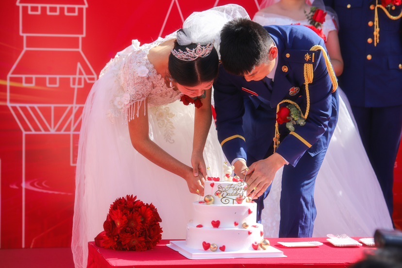 “火焰蓝”与“婚纱白”交相照映，消防集体婚礼见证恋爱