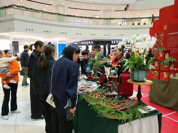 甜皮鸭、叶儿粑、钵钵鸡……这场“乐味夜宴”来到上海