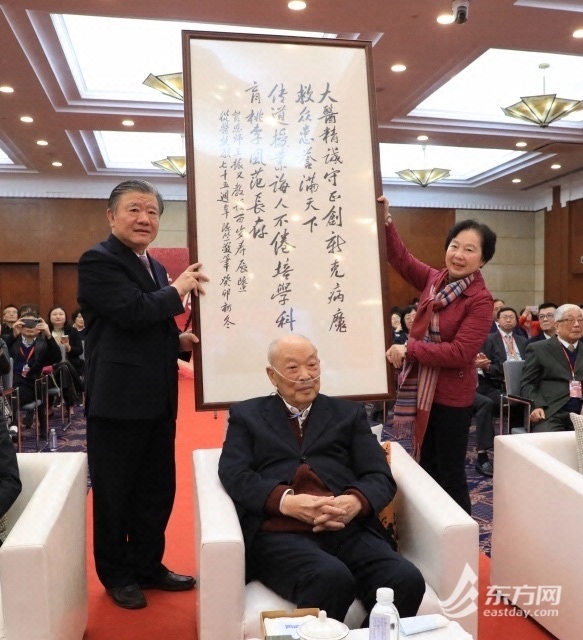 从医执教75周年，王振义院士铭刻两条校训，实现“对病人卖力”使命