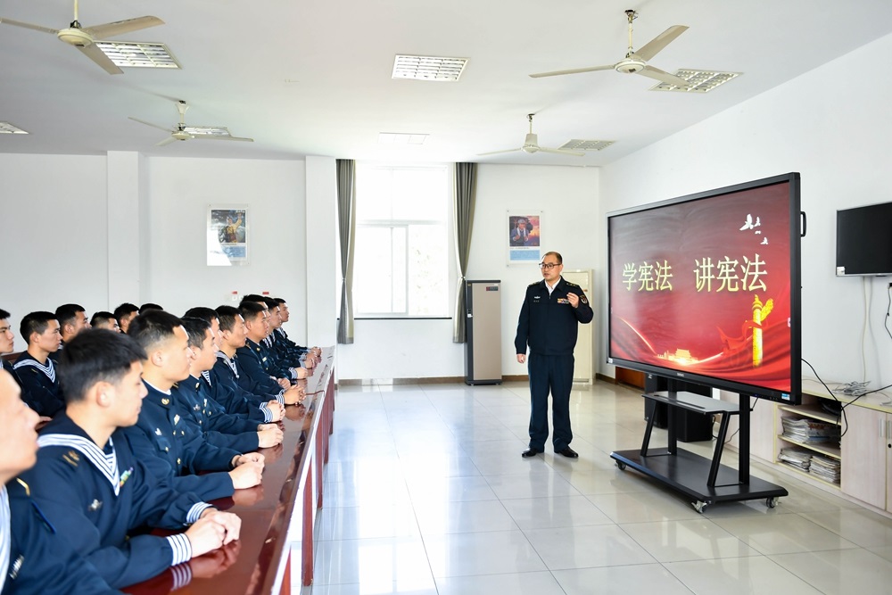 ​东部战区水兵某基地年夜力展开普法教诲勾当，助力新质战役力天生