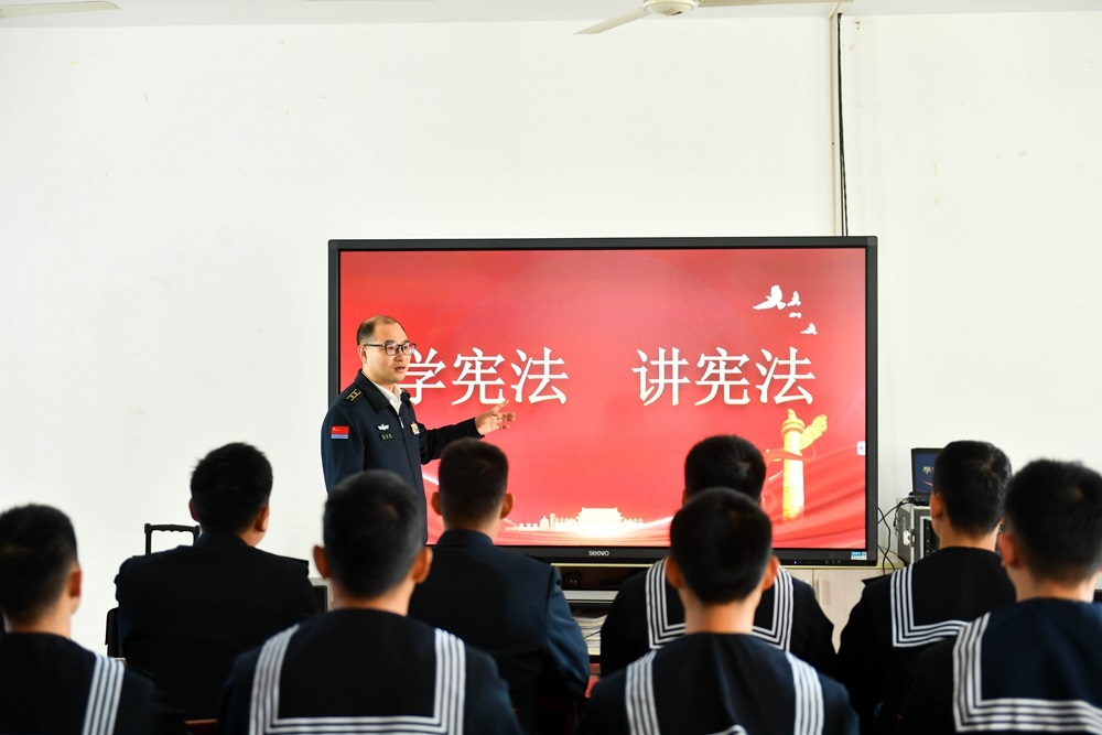 ​东部战区水兵某基地年夜力展开普法教诲勾当，助力新质战役力天生