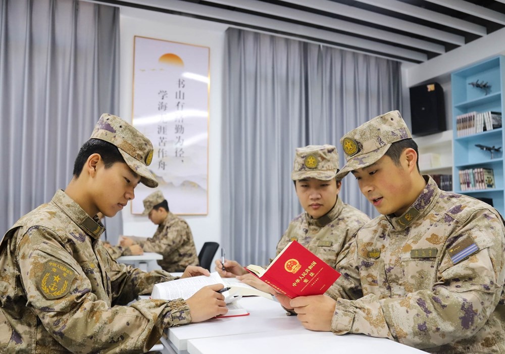 ​东部战区水兵某基地年夜力展开普法教诲勾当，助力新质战役力天生