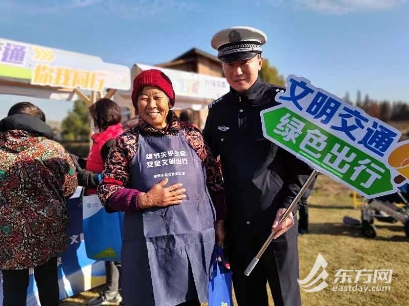 上海警方展开天下交通平安日主题鼓吹   “本本族”年夜学生实景摹拟体验交通事故