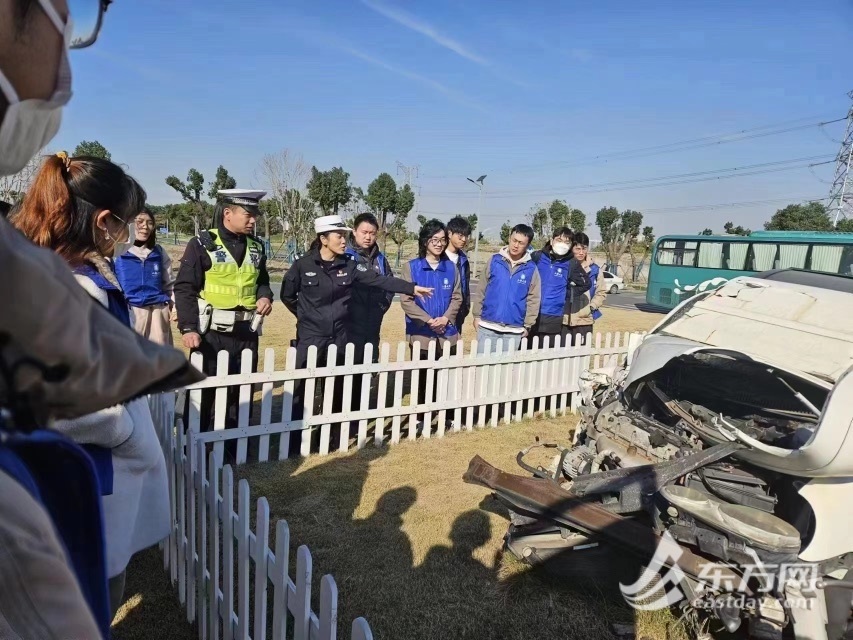 上海警方展开天下交通平安日主题鼓吹   “本本族”年夜学生实景摹拟体验交通事故