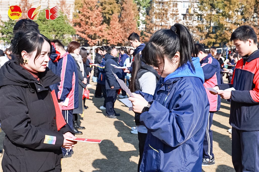 戴上“成人帽”、跨过“成人门”，上海市18岁成人典礼示范勾当举办