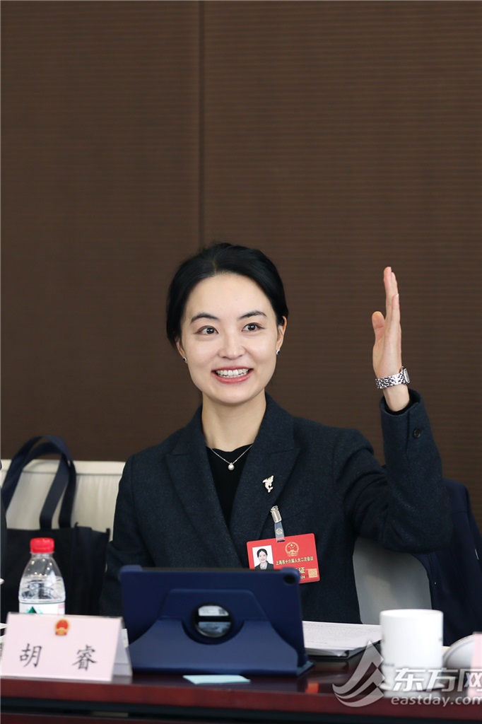 胡睿代表举手发言。