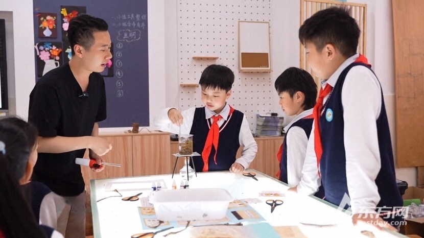 浦汇小学学生探究古法造纸的奥秘