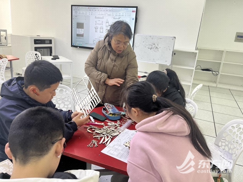 浦东新区唐镇中学学生在《桥梁设计师》项目实践中搭建模型