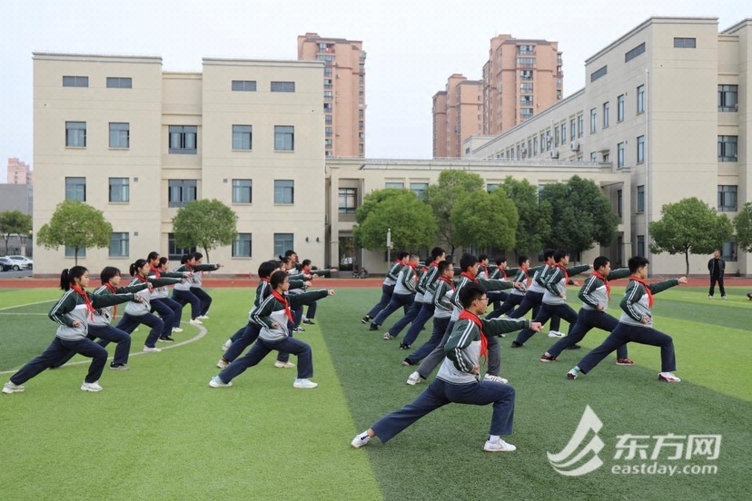 青浦区凤溪中学开展学生武术操评比活动