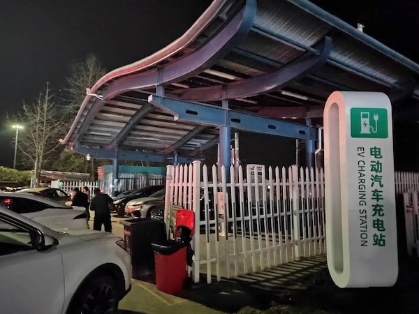 杭州某服务区内充电站 摄影：肖逸思