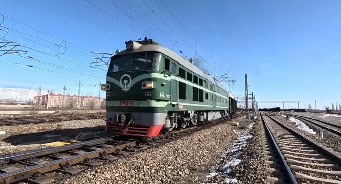   2月18日，正月初九，一列满载日用百货、机械配件、纺织面料等货物的中欧班列从霍尔果斯铁路口岸驶出。（视频截图）