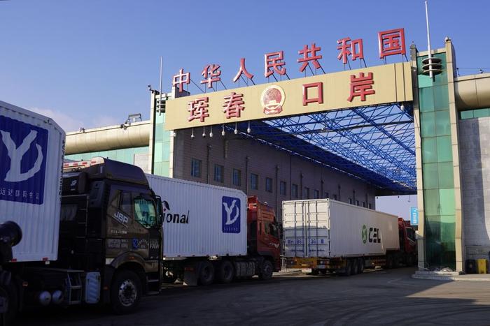   1月9日，货车在珲春口岸通关。新华社记者司晓帅摄